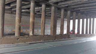 Zilnic, soferii care trec pe sub Podul Constanta sunt in pericol de moarte. Bucati din constructie se desprind si cad pe masini