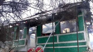 Bărbat mort &icirc;ntr-un incendiu &icirc;n judeţul Hunedoara. Pompierii au ajuns pe jos la intervenţie