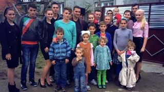 Au sufletul bucăți. 18 copii din Timiș pl&acirc;ng, după ce mama lor a murit de o boală cumplită