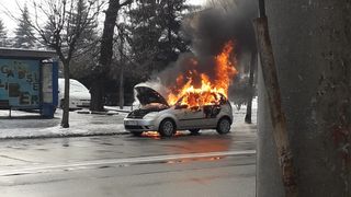 Incendiu devastator! Mașina i-a ars ca o torță! Pompierii au intervenit de urgență!