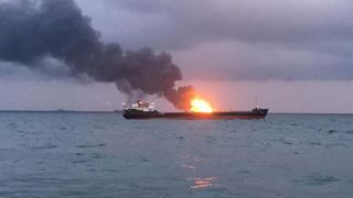 20 de morți pe Marea Neagră după ce două nave care transportau gaze au izbucnit în flăcări