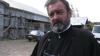 Ce se &icirc;nt&acirc;mplă la morm&acirc;ntul preotului care a avut grijă de 117 copii? Uite cum arată locul lui de veci după parastasul de duminica trecută.