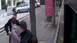 Un barbat care asculta manele la maximum intr-un autobuz din Constanta a fost incatusat si amendat de politistii locali.