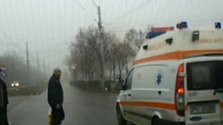 Caz halucinant &icirc;n Ploiești! A filmat o ambulanță care era să dea peste niște pietoni și tot el a primit amendă!
