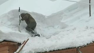 Zăpadă c&acirc;t casa &icirc;n Maramureș! Oamenii privesc cu teamă la troienele uriașe și se roagă la o minune