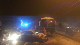 Gorj. Un autobuz cu 20 de pasageri a lovit &icirc;n plin o maşină care ieşea din curte fără ca şoferul să se asigure