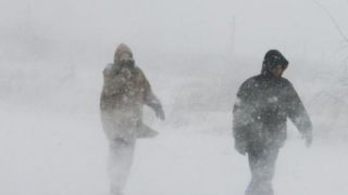 Viscolul și ninsorile lovesc din nou Rom&acirc;nia. Avertizare ANM. Vremea se schimbă radical