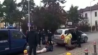 Bătaie &icirc;ntre clanuri &icirc;n fața Judecătoriei Constanța! 11 persoane au fost implicate &icirc;n altercație