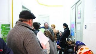 Nebunie &icirc;n camerele de gardă ale spitalelor din țară! Imagini halucinante filmate cu camera ascunsă