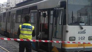 ȘOCANT! Doi oameni au ajuns cu picioarele amputate la spital, după ce au alunecat sub tramvai