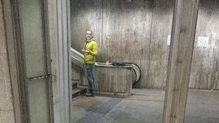 Un bărbat stă zilnic la metrou, l&acirc;ngă scările rulante. Gestul său i-a șocat pe trecători. Povestea sa va deveni virală