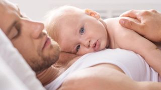 Toți tăticii din UE vor avea dreptul la zece zile de concediu paternal.  Ce mai prevede acordul între instituţiile europene privind concediile paternale