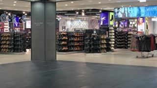 Oase umane într-o pereche de șosețe vândute de un magazin cunoscut