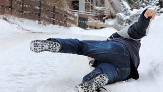 Sute de oameni la urgențe, după ce au căzut pe gheață