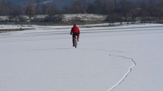 Distracție periculoasă. Un t&acirc;năr a fost filmat c&acirc;nd se dădea cu bicicleta pe lacul &icirc;nghețat