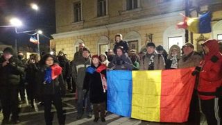 Protest la Sibiu. Sute de oameni &icirc;n stradă &icirc;mpotriva OUG de repunere &icirc;n termen a celor condamnați de completele de 5 judecători