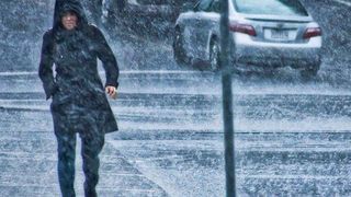 Ploi &icirc;n toată țara s&acirc;mbătă. Vremea se va ameliora de duminică