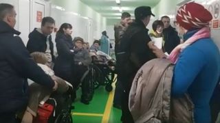 Zeci de persoane cu fracturi și traumatisme după ce au căzut din cauza poleiului din Capitală