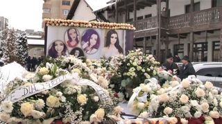 Gabriela Rîpan, condusă pe ultimul drum de sute de oameni. Tânăra a fost înmormântată într-un sicriu alb