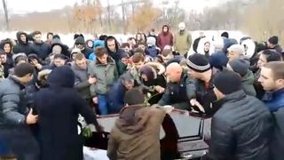 Imagini sfâșietoare  de la înmormântarea femeii cu 18 copii! Ce s-a întâmplat când femeia a fost băgată în gropă