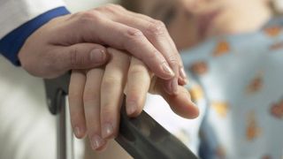 Se pl&acirc;ngea de dureri mari, iar părinții au dus-o la spital! Medicii sun ȘOCAȚI de ce au găsit &icirc;n corpul fetiței de 11 ani din Sinaia!