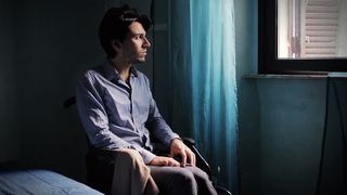 Nu a mai suportat! Un t&acirc;năr din Iași, imobilizat &icirc;n scaun cu rotile, și-a băgat cuțitul &icirc;n g&acirc;t