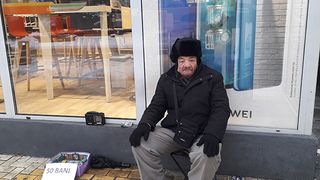 Ți se rupe sufletul. Bătr&acirc;nelul cu care viața nu a fost deloc bl&acirc;ndă. &Icirc;și c&acirc;știgă existența cu ajutorul unui c&acirc;ntar. Nea Dan cere doar 50 de bani pe c&acirc;ntărit