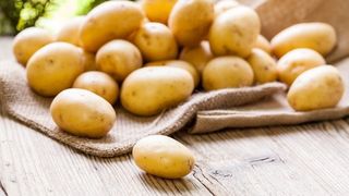 Prețul cartofului se dublează pe drum. Care este explicația comercianților pentru prețurile piperate