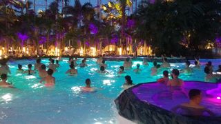 &Icirc;n plină iarnă, bucureștenii se distrează la spa! Locul pare a fi desprins de la tropice