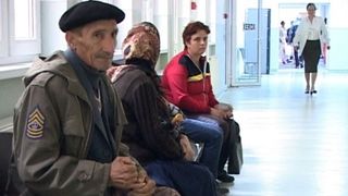 Bătr&acirc;ni cu pensii de rușine, umiliți pe holuri de medici cu salarii URIAȘE. Un doctor de la Spitalul de Urgență din T&acirc;rgu Jiu a refuzat să trateze o bătr&acirc;nă pe motiv că nu primește un salariu corespunzător