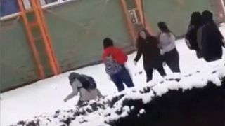 Dorohoi. Elevă snopită în bătaie de două fete. Întreaga scenă a fost filmată