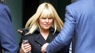 De ce ținea Elena Udrea m&acirc;inile la gură &icirc;n pozele din &icirc;nchisoare!