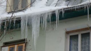 Bucureștenii care nu &icirc;și &icirc;ndepărtează țurțurii de pe clădiri riscă amenzi usturătoare. Autoritățile abia fac fața solicitărilor, după fenomenul "freezing rain"