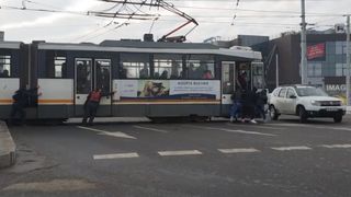 Tramvai &icirc;mpins de călători, după ce a rămas blocat &icirc;n mijlocul intersecției