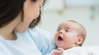 2.500 de lei de la Stat, bani pentru mame și copilul nou născut. Vezi dacă ești pe LISTĂ