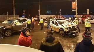 Trei poliţişti şi un jandarm, răniţi după ce o maşină de poliţie aflată &icirc;n misiune s-a ciocnit cu un alt autovehicul, &icirc;n Capitală