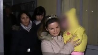 Ce se &icirc;nt&acirc;mplă cu fetița de 3 ani din Năvodari care a stat l&acirc;ngă mama moartă timp de două zile