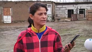 Dorina are WC-ul &icirc;n curte, dar e m&acirc;ndră ca are telefon de 400 de lei! "E bun și la bine și la greu!"