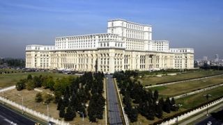 Dispar bucăți de parcuri pentru a face loc cafenelelor și parcărilor. Primăria Capitalei schimbă fața centrului orașului