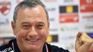 Mircea Rednic are o avere fabuloasă! Antrenorul lui Dinamo deţine un adevărat imperiu imobiliar, care conţine o casă de 1,6 milioane de euro în Bucureşti şi o vilă monument istoric la Sinaia!