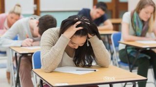  Asociaţiile de elevi din Rom&acirc;nia cer control la Braşov. Trei şcoli dau afară elevii cu medii sub 8