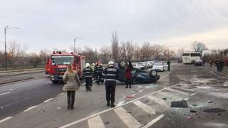 Accident l&acirc;ngă Parlament. O mașină &icirc;n care se afla un copil s-a răsturnat 