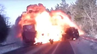 Un băiat de 18 ani care mergea cu viteză a intrat &icirc;ntr-un TIR.  Momentul a fost surprins de camera de bord. Imagini șocante