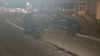 Gravidă la spital  în comă, după ce un șofer aflat aproape de comă alcoolică a acroșat mașina în care se afla