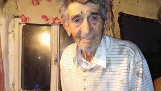 Nea Chipăruș, bătrânul care și-a pus salteaua și dulapul pe foc să se încălzească, are ochii în lacrimi, după ce minune i s-a întâmplat