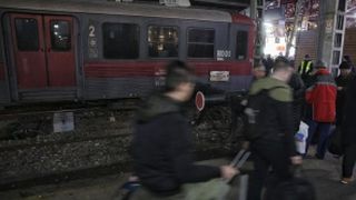 S-a &icirc;ntins pe linia de cale ferată și a așteptat să fie tăiat de tren. Incident șocant la Buzău