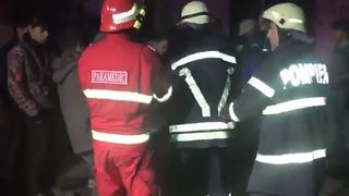 Doi copii şi o femeie au murit intoxicaţi &icirc;ntr-o locuinţă din Craiova. Alte trei persoane au ajuns la spital