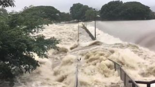 Vremea &icirc;și face de cap! Inundații devastatoare &icirc;n toată lumea!