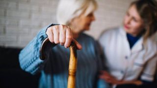 Șoc pentru un bărbat din Iași care trecea pe stradă. A sunat imediat la 112 c&acirc;nd a văzut ce zace &icirc;n zăpadă