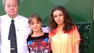 Final ur&acirc;t &icirc;n procesul dintre fetele lui Vadim-Tudor și Adi de la V&acirc;lcea! Manelistul s-a trezit cu jandarmii la ușă